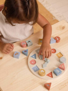 LITTLE DUTCH. Wooden puzzle clock 12