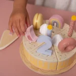 LITTLE DUTCH. Ξύλινη τούρτα με κεράκια ροζ FSC 9