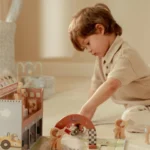 LITTLE DUTCH. Βαλιτσάκι παιχνιδιού με πίστα αγώνων FSC 12