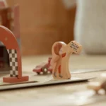 LITTLE DUTCH. Βαλιτσάκι παιχνιδιού με πίστα αγώνων FSC 13