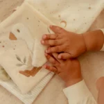 LITTLE DUTCH. Υφασμάτινο βιβλιαράκι δραστηριοτήτων Newborn Naturals GRS 11