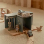 LITTLE DUTCH. Ξύλινο αστυνομικό τμήμα με αξεσουάρ FSC 11
