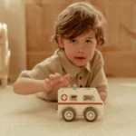 LITTLE DUTCH. Ξύλινο ασθενοφόρο FSC 10