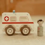 LITTLE DUTCH. Ξύλινο ασθενοφόρο FSC 11