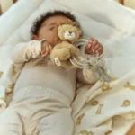 LITTLE DUTCH. Υφασμάτινη κουδουνίστρα λιονταράκι με κρίκο Safari Friends GRS 8