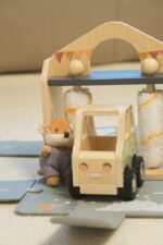Egmont Toys, Σπιτάκι από Τσόχα Πλυντήριο Αυτοκινήτων με Μικρό Φιλαράκι 12
